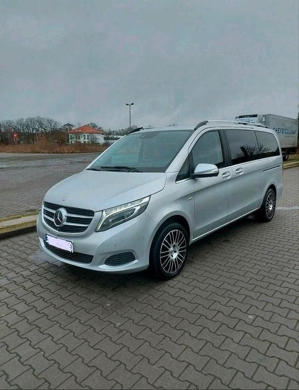 Silber Gebraucht 2015 Mercedes V250 Avantgarde Edition Van / Kleinbus | 28.499 € (Superpreis) - Bild 1/4