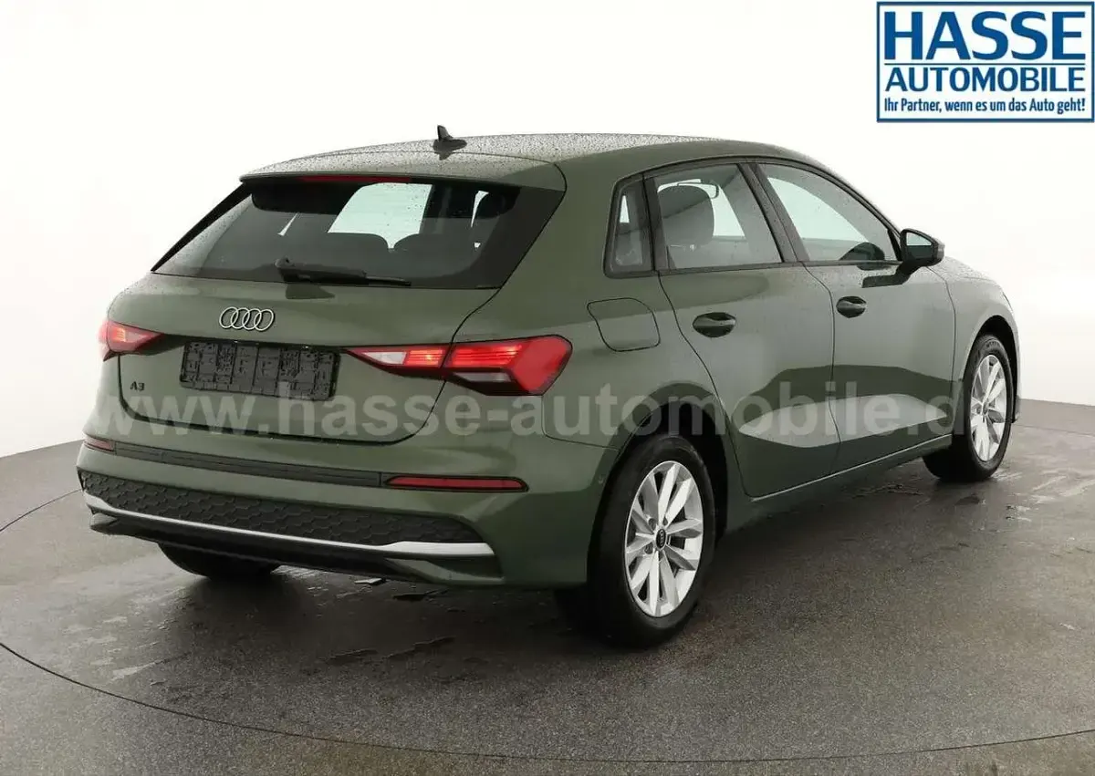 Neu Audi A3 Ambiente 150 PS (110 kW) 2025 Distrikt grün metallic Limousine