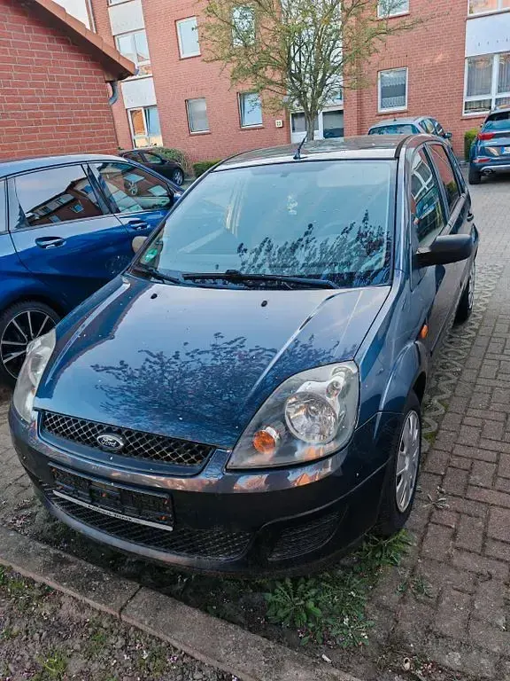 Gebraucht Ford Fiesta Ambiente 60 PS (44 kW) 2006 Grau Kleinwagen