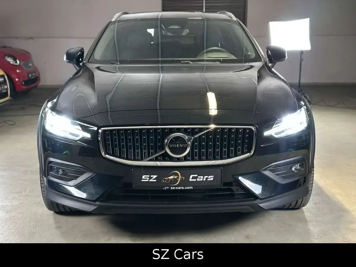Second-hand Volvo V60 CC Ultimate 197 CP (144 kW) 2023 Negru Break