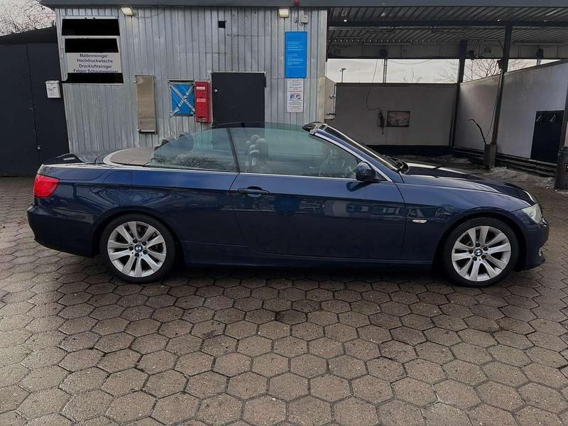 Gebraucht BMW 330 Cabriolet 245 PS (180 kW) 2010 Tiefseeblau metallic Cabrio