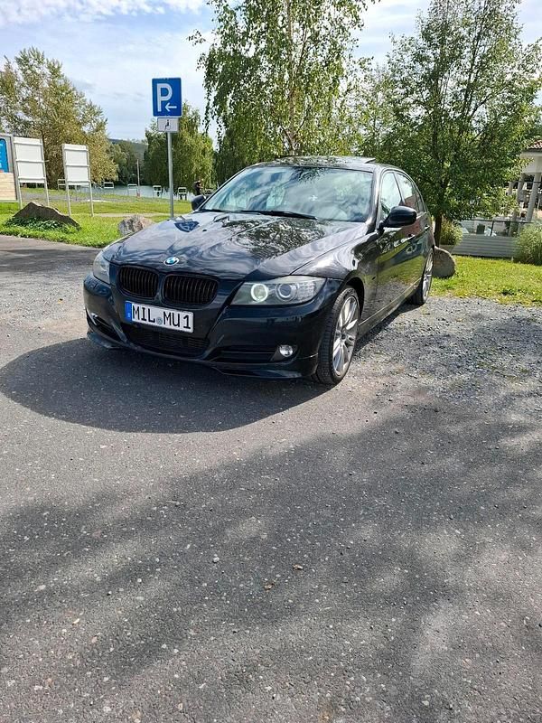 Schwarz Gebraucht 2010 BMW 325 Exclusive Limousine | 8.900 € (Fairer Preis) - Bild 1/4
