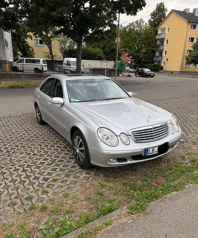 Silber Gebraucht 2003 Mercedes E270 Elegance Limousine | 2.600 € (Superpreis) - Bild 1/4