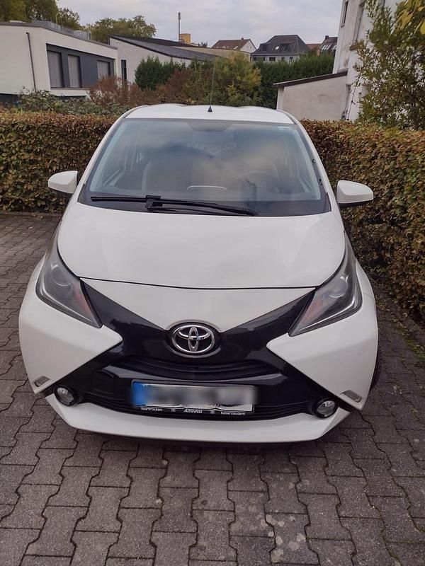 Weiß Gebraucht 2015 Toyota Aygo X-play Kleinwagen | 6.100 € (Superpreis) - Bild 1/4