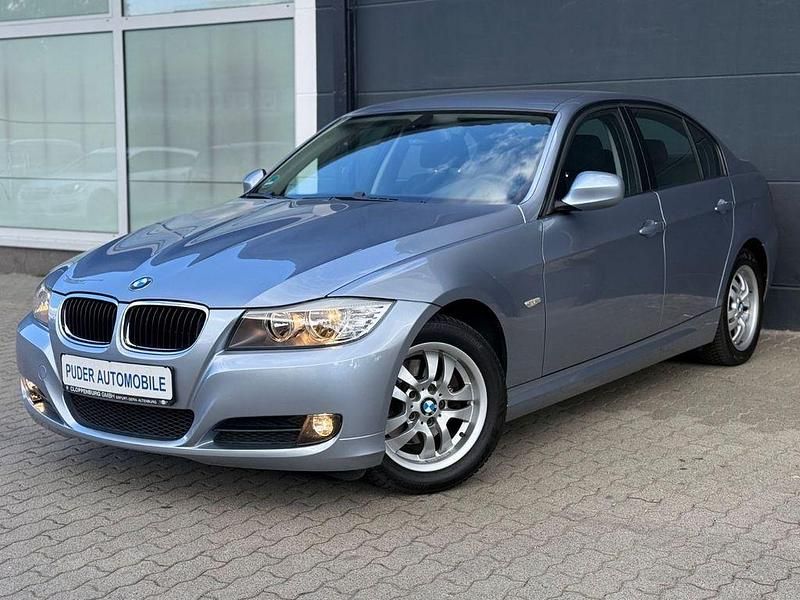 Blau Gebraucht 2010 BMW 318 Comfort Edition Limousine | 10.490 € (Teuer) - Bild 1/4