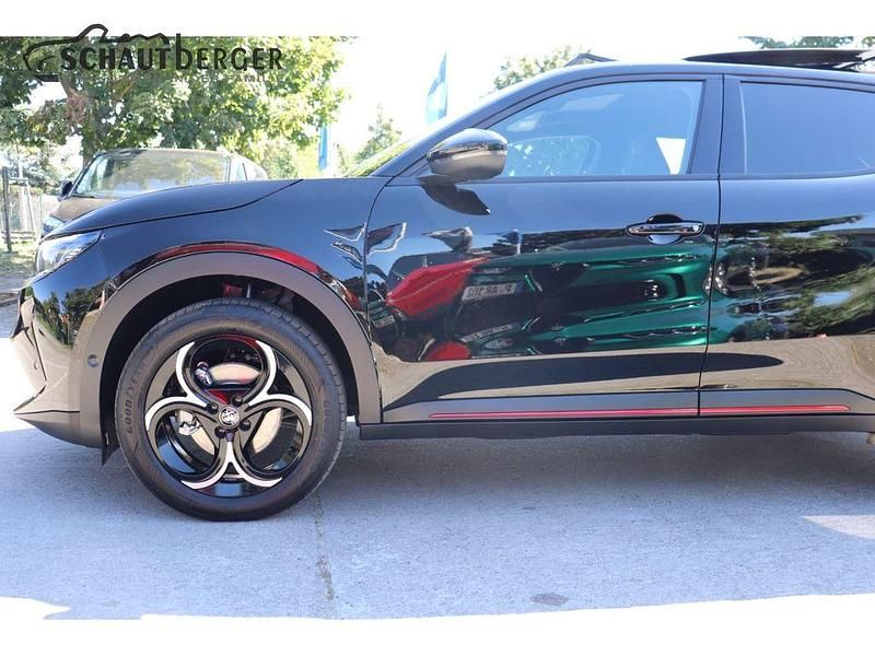 Neu Alfa Romeo GT Junior 145 PS (106 kW) 2025 Schwarz SUV