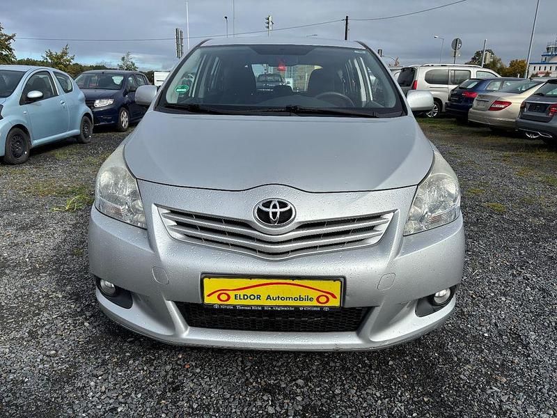 Silber Gebraucht 2011 Toyota Verso Life Van / Kleinbus | 4.800 € (Fairer Preis) - Bild 1/4