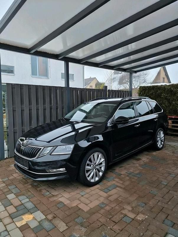 Schwarz Gebraucht 2017 Skoda Octavia Kombi | 9.999 € - Bild 1/4