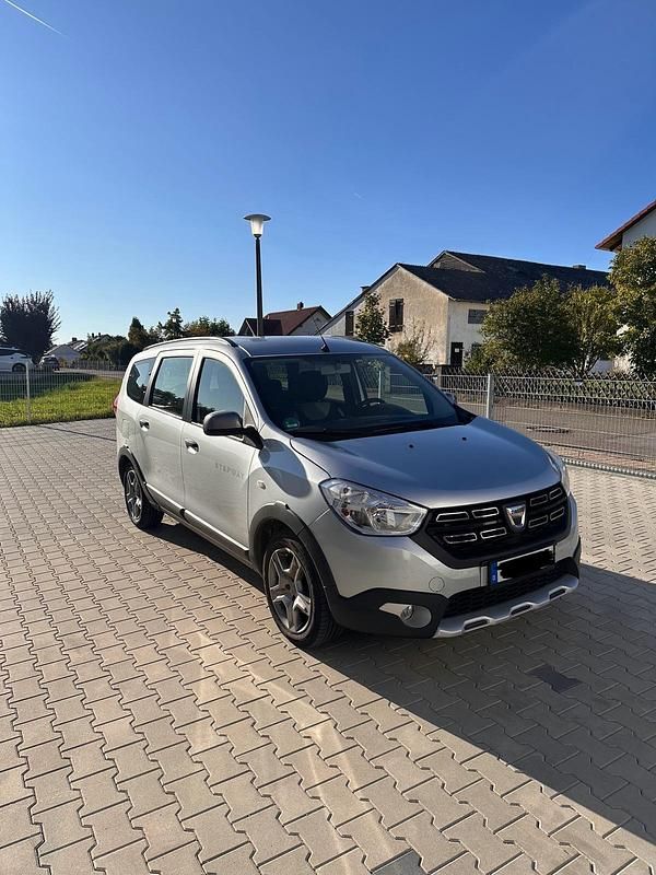 Silber Gebraucht 2022 Dacia Lodgy Stepway Van / Kleinbus | 16.500 € (Fairer Preis) - Bild 1/4