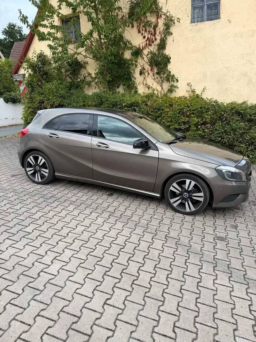Gebraucht Mercedes A200 136 PS (100 kW) 2014 Braun Kleinwagen