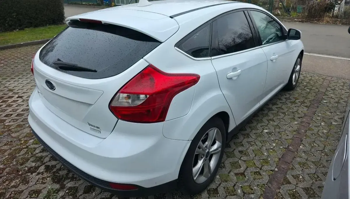 Gebraucht Ford Focus 125 PS (91 kW) 2013 Weiß Kleinwagen