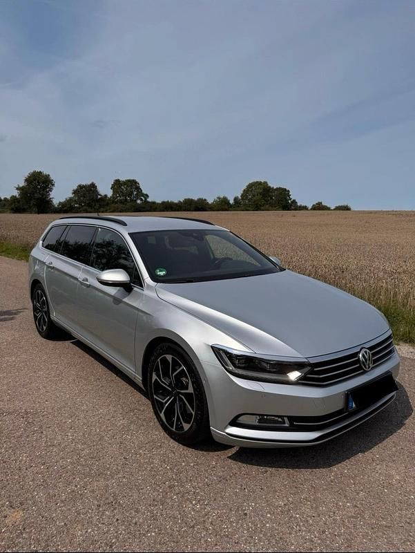 Silber Gebraucht 2018 VW Passat Comfortline Kombi | 13.700 € (Fairer Preis) - Bild 1/4