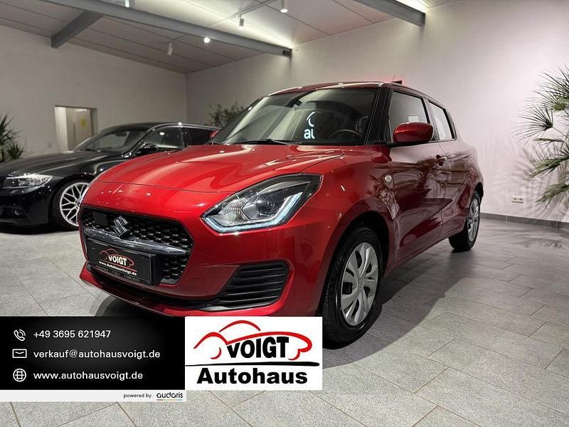 Rot (metallic) Gebraucht 2021 Suzuki Swift Club Limousine | 11.990 € (Fairer Preis) - Bild 1/4