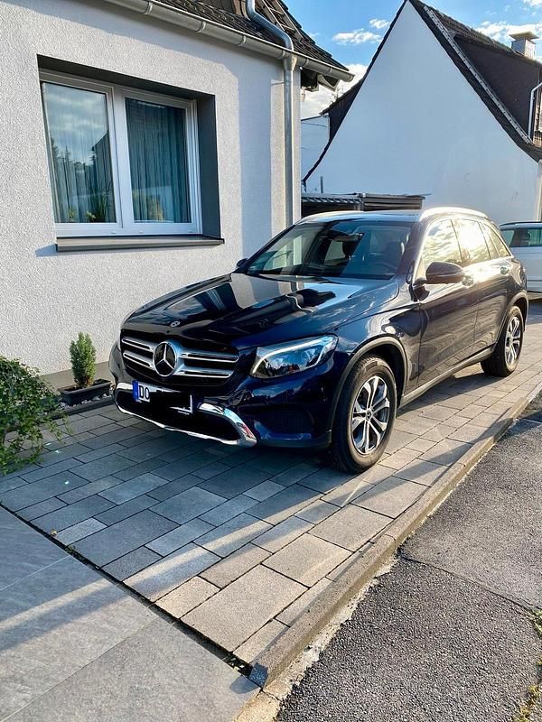 Blau Gebraucht 2018 Mercedes GLC220 SUV | 29.000 € (Superpreis) - Bild 1/4