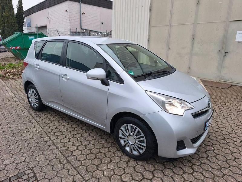 Gebraucht Toyota Verso-S Life 99 PS (72 kW) 2012 Silber Van / Kleinbus