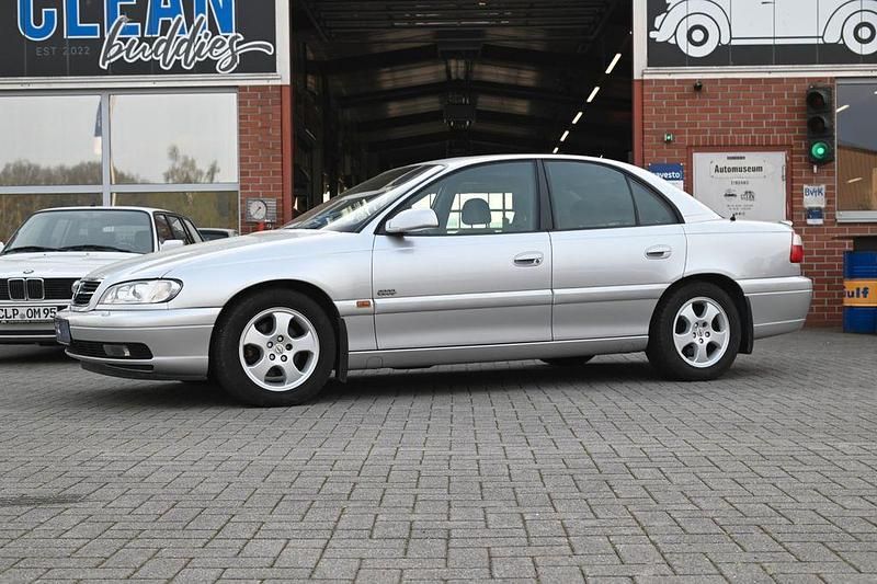 Second-hand Opel Omega Edition 144 CP (105 kW) 2000 Argintiu Berlinǎ