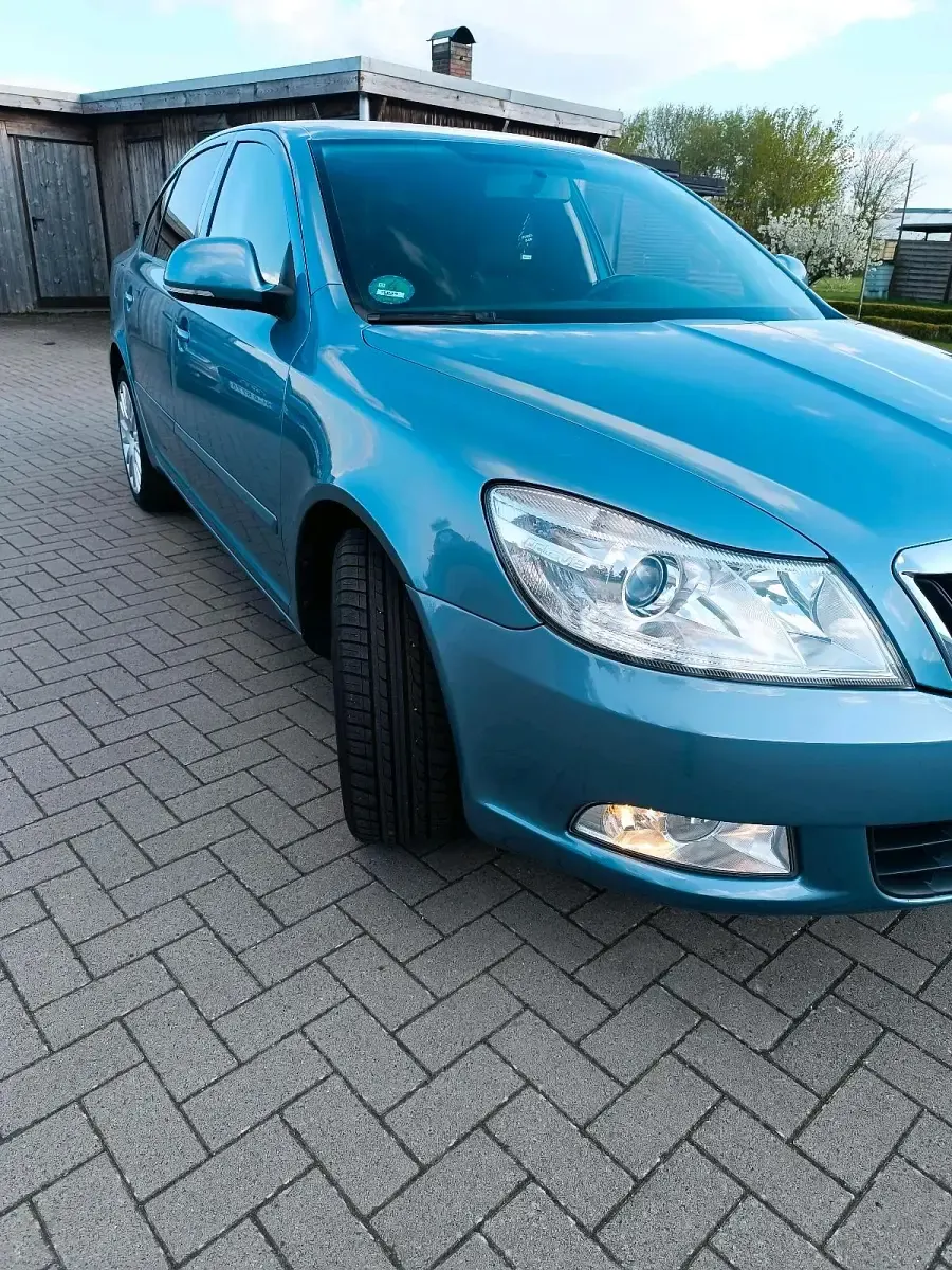 Gebraucht Skoda Octavia 105 PS (77 kW) 2012 Blau Limousine