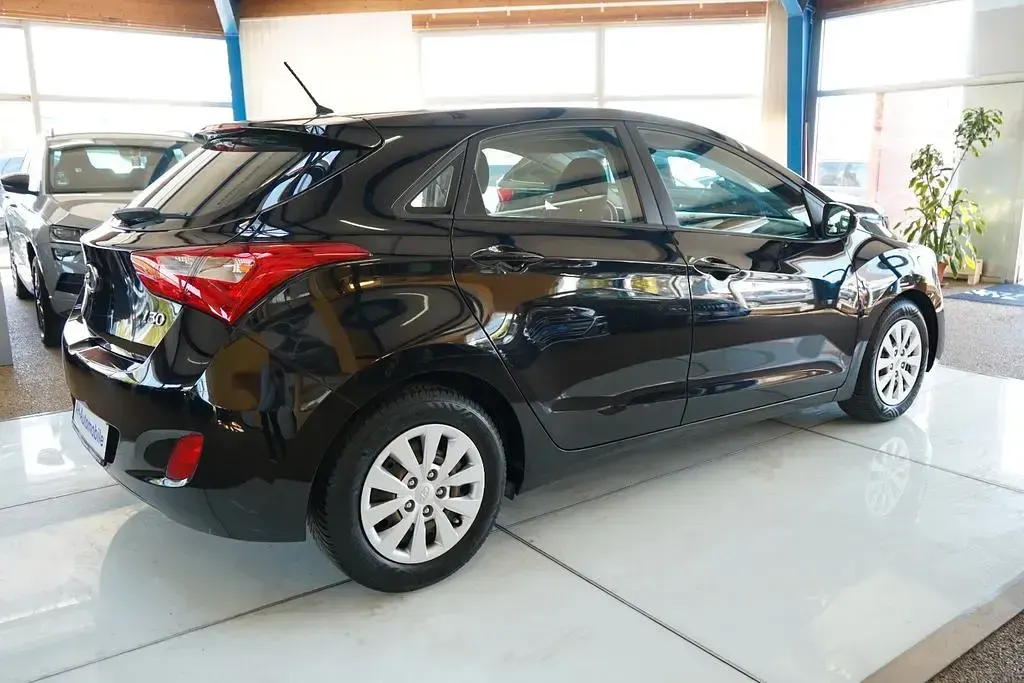 Gebraucht Hyundai i30 Classic 101 PS (74 kW) 2015 Schwarz Limousine