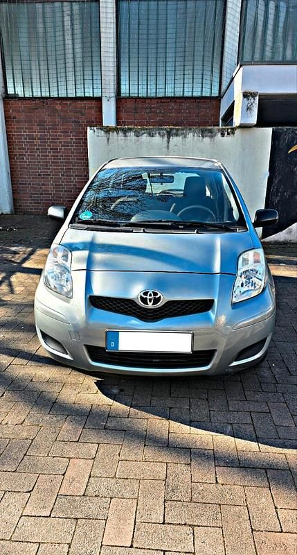 Grau Gebraucht 2009 Toyota Yaris Kleinwagen | 2.550 € (Fairer Preis) - Bild 1/4