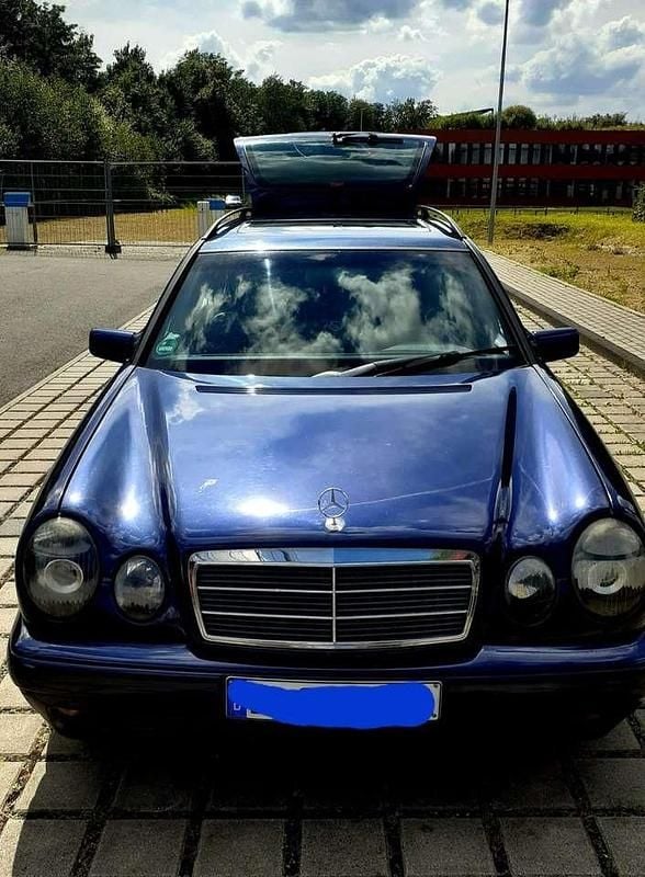 Gebraucht Mercedes E240 Classic 170 PS (125 kW) 1999 Blau Kombi