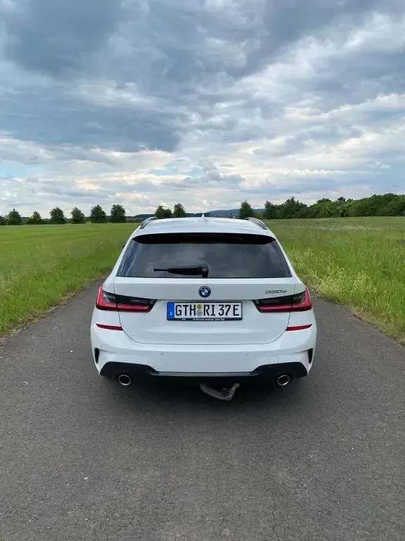 Gebraucht BMW 330e Performance 292 PS (214 kW) 2022 Weiß Kombi