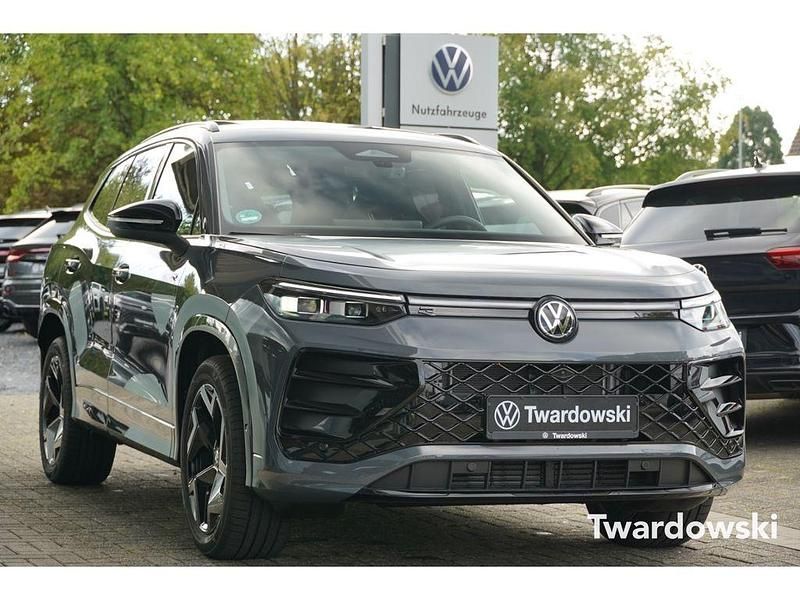 Delfingrau metallic Gebraucht 2025 VW Tayron R-line SUV | 53.990 € (Superpreis) - Bild 1/4