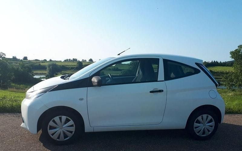 Gebraucht Toyota Aygo 69 PS (50 kW) 2017 Weiß Kleinwagen