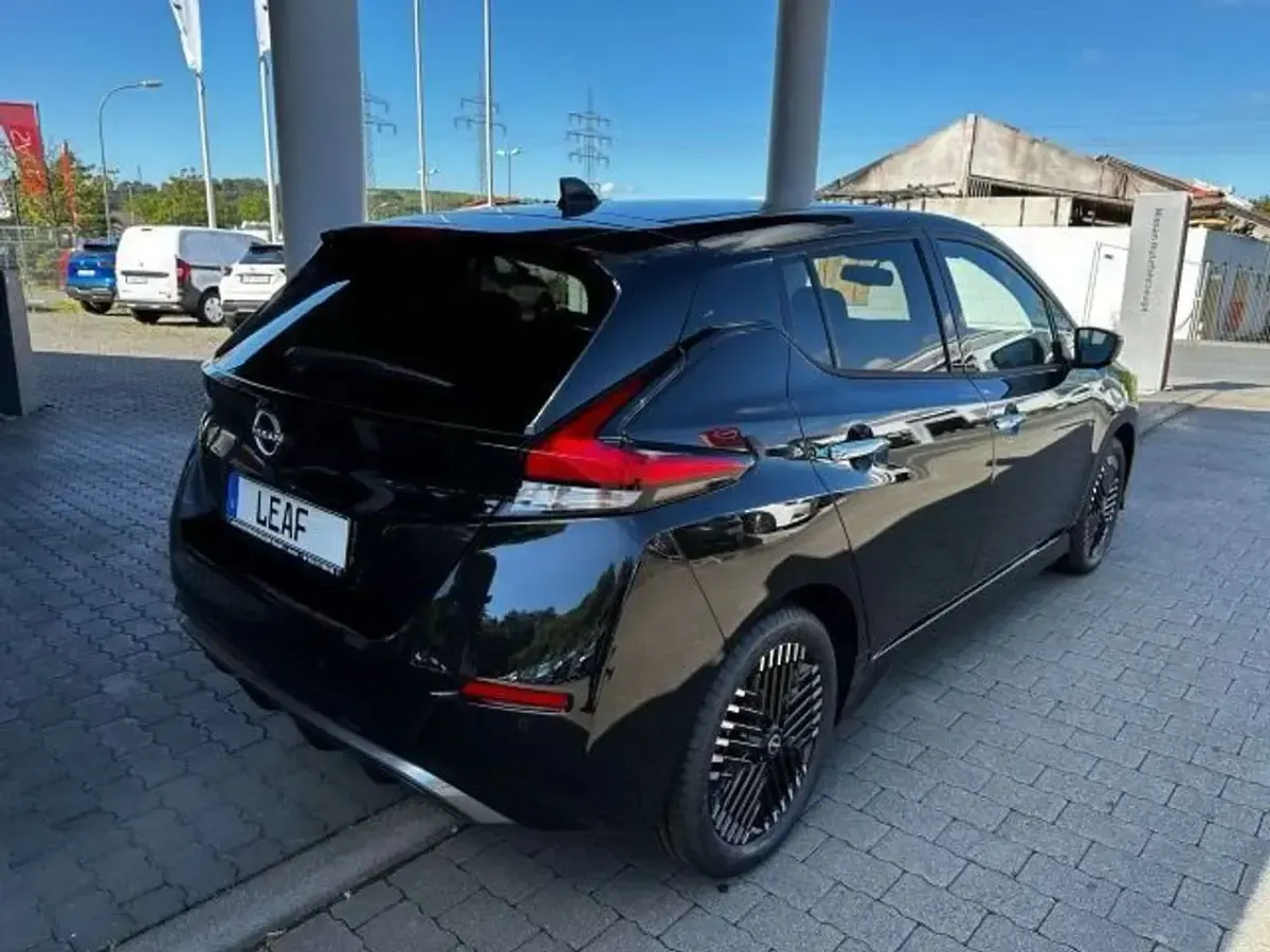 Gebraucht Nissan Leaf N-Connecta 110 kW (150 PS) 2024 Black (m) Kleinwagen