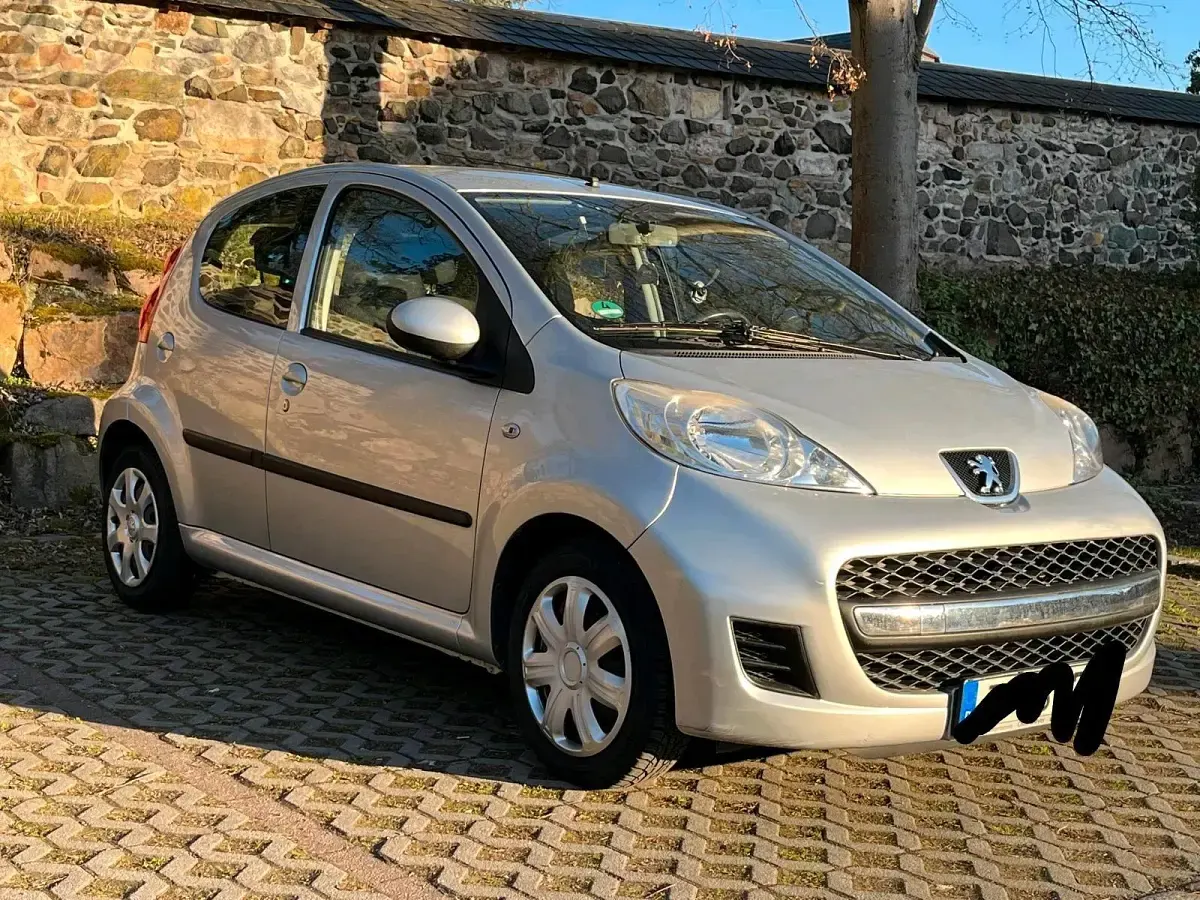 Gebraucht Peugeot 107 69 PS (50 kW) 2009 Silber Kleinwagen
