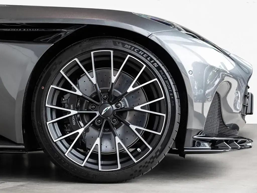 Neu Aston Martin DB12 700 PS (514 kW) 2026 Silber Cabrio