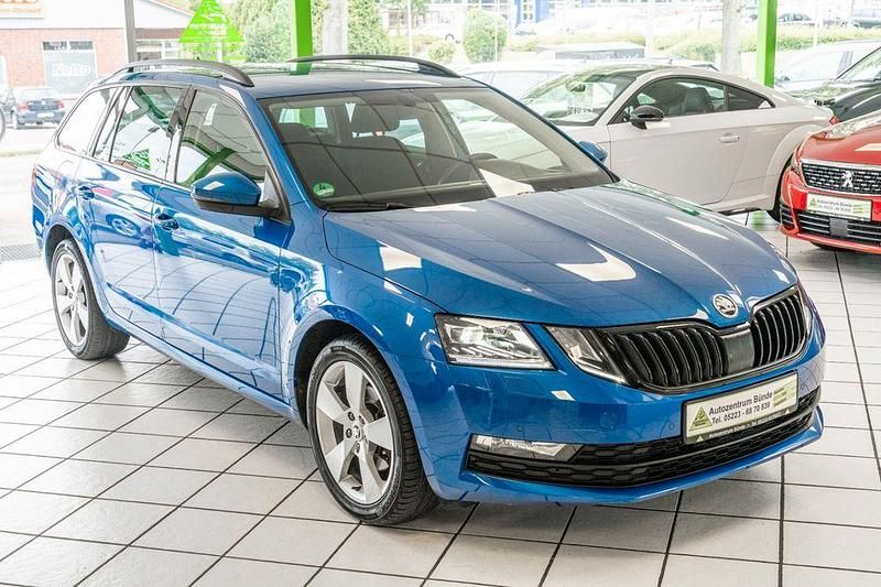 Blau Gebraucht 2018 Skoda Octavia Clever Kombi | 17.950 € (Fairer Preis) - Bild 1/4