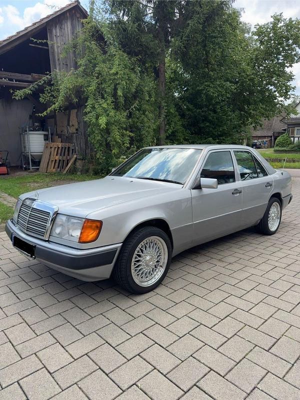 Grau Gebraucht 1993 Mercedes E200 Limousine | 10.999 € - Bild 1/4