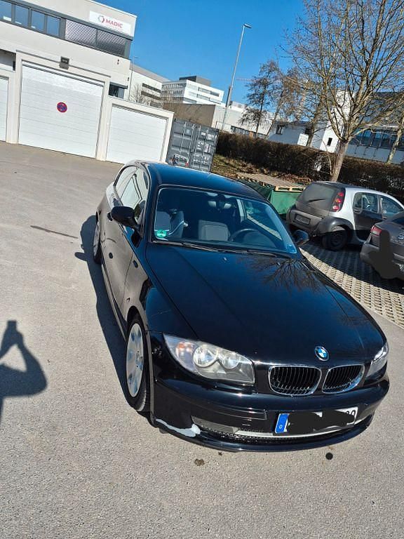 Gebraucht BMW 116 122 PS (89 kW) 2011 Schwarz Kleinwagen