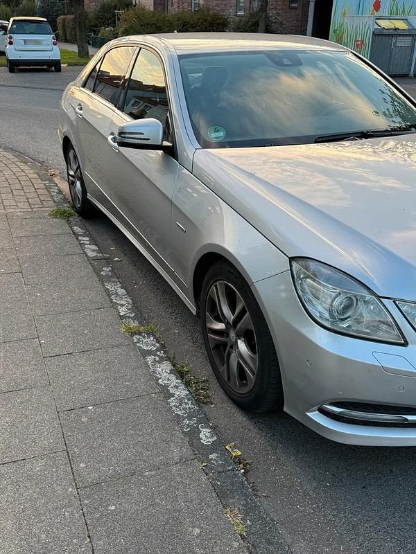 Gebraucht Mercedes E220 Avantgarde 170 PS (125 kW) 2011 Silber Limousine