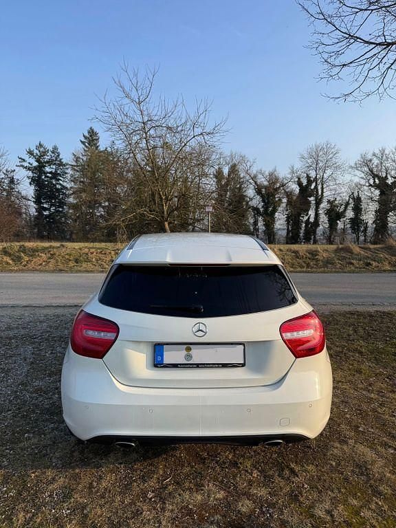Gebraucht Mercedes A180 122 PS (89 kW) 2015 Weiß Limousine