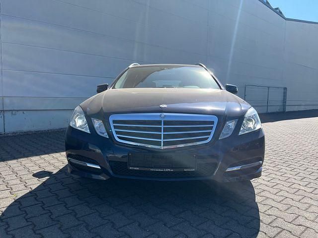 Gebraucht Mercedes E250 204 PS (150 kW) 2013 Cavansitblau  metalliclack Kombi
