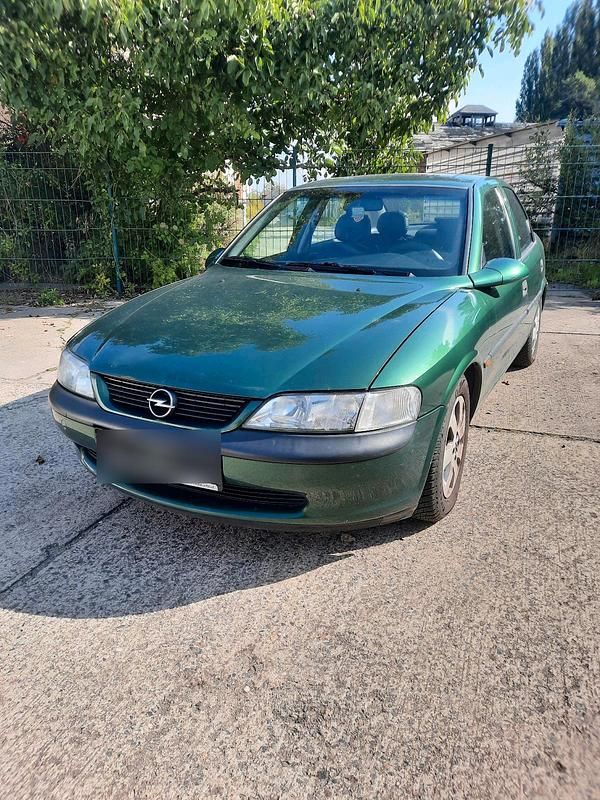 Grün Gebraucht 1996 Opel Vectra Limousine | 1.400 € (Guter Preis) - Bild 1/4