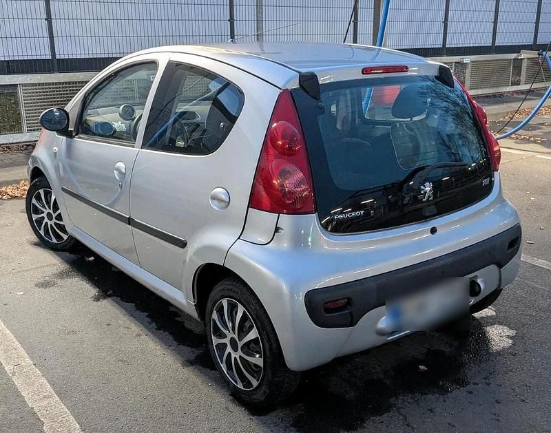 Gebraucht Peugeot 107 68 PS (50 kW) 2010 Silber Kleinwagen