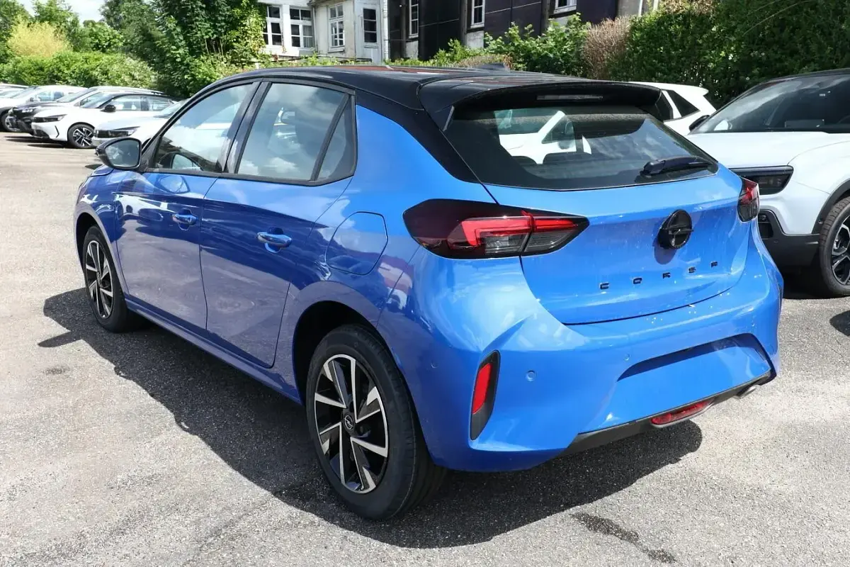 Neu Opel Corsa 101 PS (74 kW) 2025 Voltaik blue metallic / dach: sc Kleinwagen