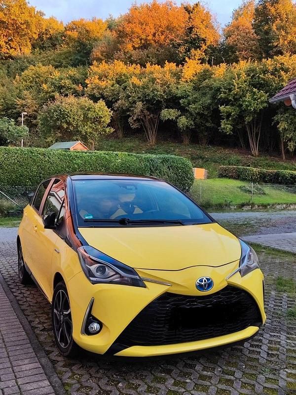 Gelb Gebraucht 2017 Toyota Yaris Comfort Kleinwagen | 13.900 € (Etwas zu teuer) - Bild 1/4