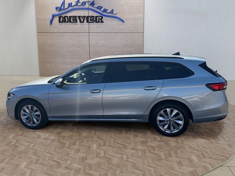 Gebraucht Skoda Superb 150 PS (110 kW) 2025 Aluminium silber Kombi