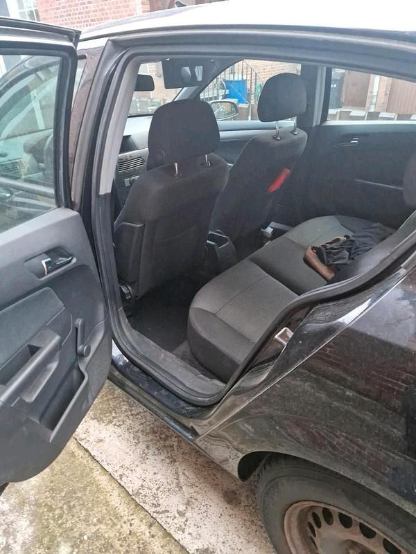Second-hand Opel Astra 105 CP (77 kW) 2004 Albastru Hatchback