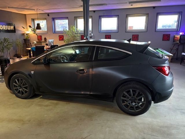 Second-hand Opel Astra 200 CP (147 kW) 2015 Negru Coupe