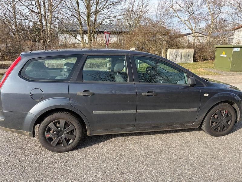Gebraucht Ford Focus Ambiente 101 PS (74 kW) 2006 Grau Limousine