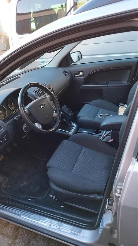 Gebraucht Ford Mondeo Ghia 131 PS (96 kW) 2004 Silber Kombi