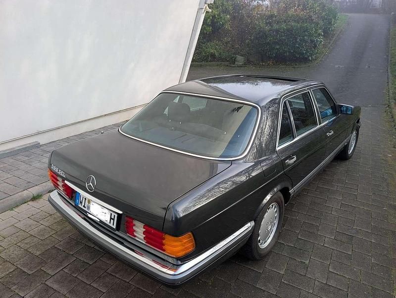Grün Gebraucht 1991 Mercedes S560 Limousine | 35.000 € - Bild 1/4