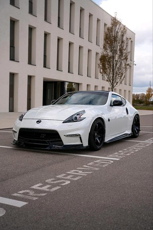 Weiß Gebraucht 2016 Nissan 370Z Nismo Nismo Coupé | 42.990 € - Bild 1/4