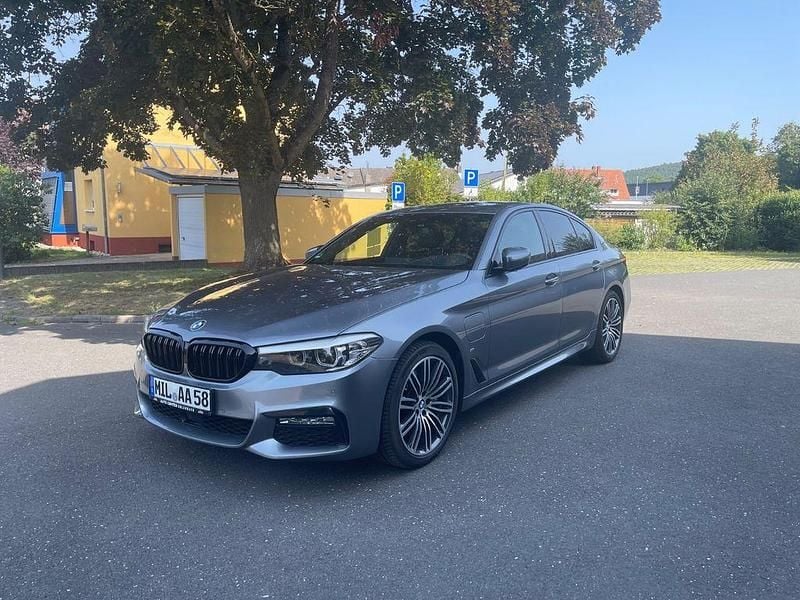 Grau Gebraucht 2017 BMW 530e iPerformance Limousine | 26.499 € (Teuer) - Bild 1/4