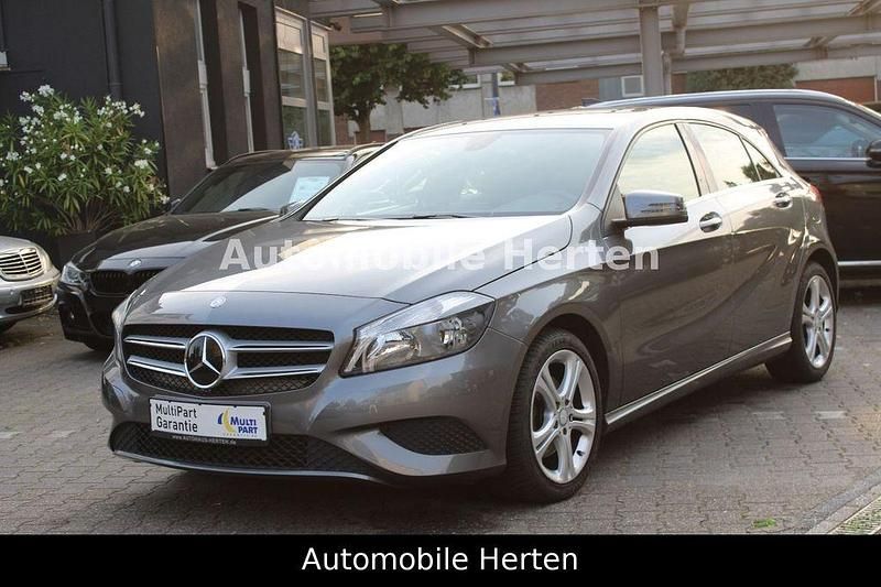 Mountaingrau met. Gebraucht 2013 Mercedes A180 Limousine | 13.590 € (Fairer Preis) - Bild 1/4