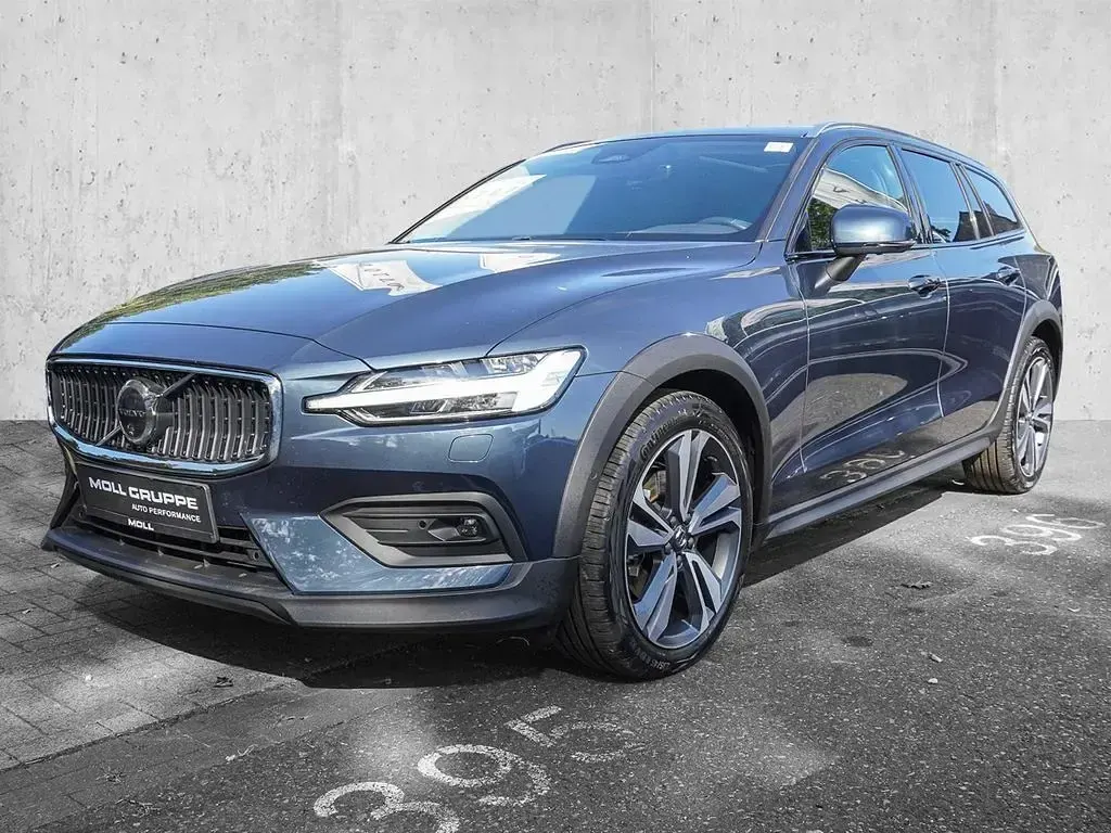 Gebraucht Volvo V60 CC Plus 197 PS (144 kW) 2024 Blau Kombi